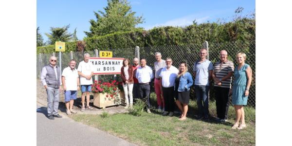 Les élus posent devant le panneau de la commune