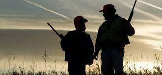 2 chasseurs dans la campagne