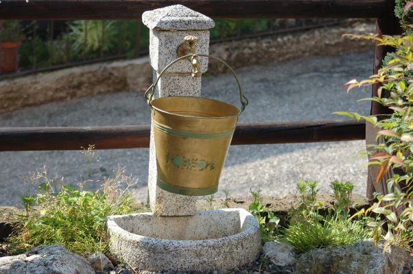 fontaine d'eau avec un seau