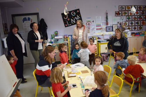 visite de l'école maternelle par les petits de la crèche