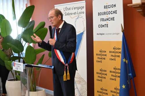 Monsieur le Maire pendant l'inauguration de la mairie