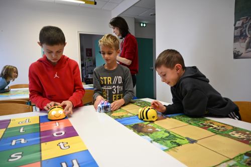 les enfants jouent avec les robots