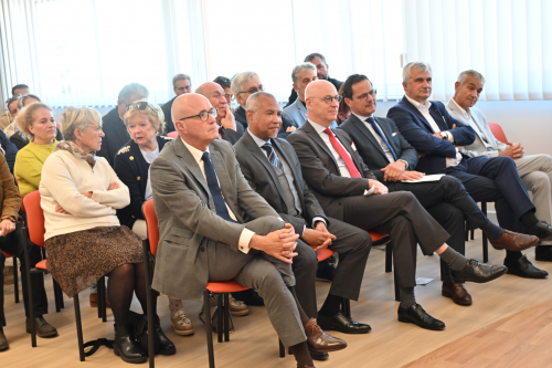 les officiels lors de l'inauguration de la mairie pendant les discours