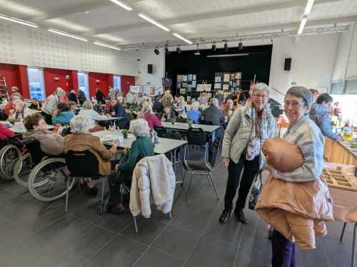 salle de la Trèche pendant l'exposition des amis du jeudi beaucoup de personnes au goûter