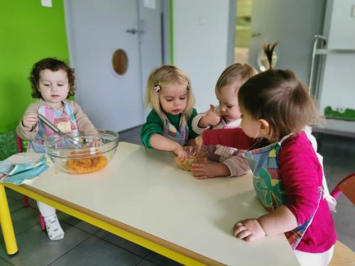 les enfants de la creche cuisinent