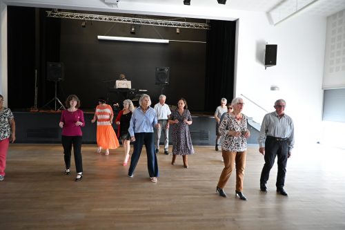 danseurs au thé dansant du service adultes et familles 