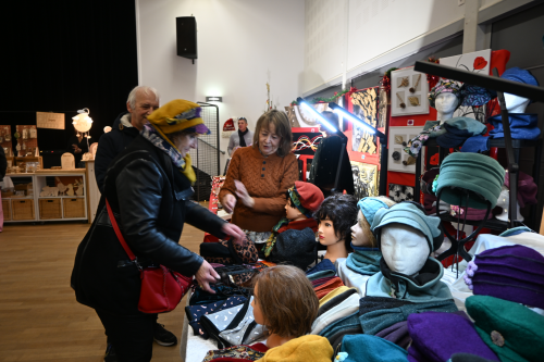 ambiance marché de noel 2025, stand de chapeaux