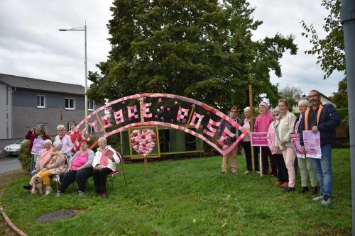 arche pour octobre rose avec les bénévoles de tricot plaisir