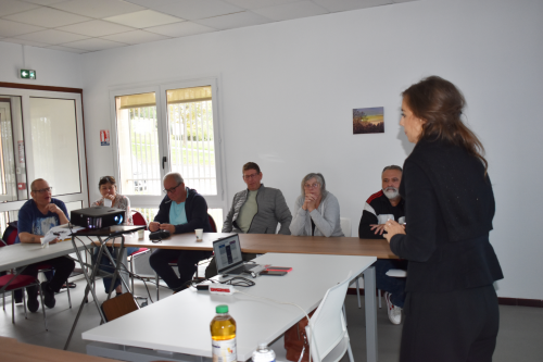 l'agent CARSAT explique la retraite au public assis