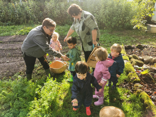 les enfants au milieu des jardins du coeur