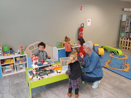 les enfants et les assistantes maternelles jouent à la ludothèque de Montceau