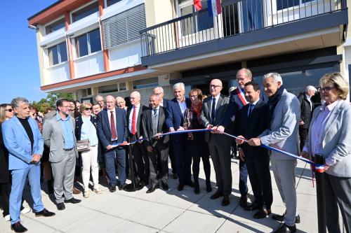 les officiels lors de l'inauguration de la mairie qui s'appretent à couper le ruban tricolore