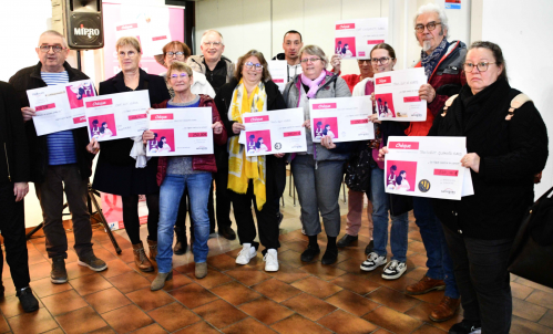 associations, citoyens, services municipaux lors de la remise de chèque pour octobre rose
