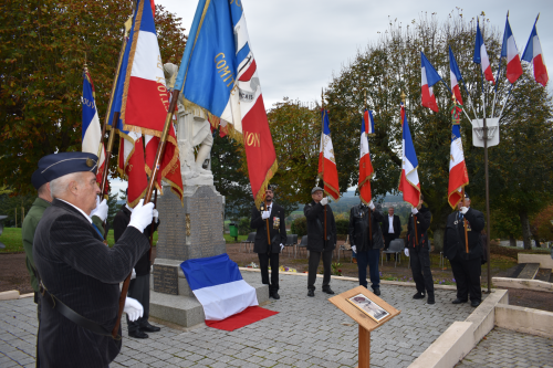 cérémonie PINON, plaque commémorative masquée par le drapeau français