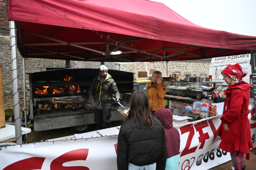 ambiance marché de noel 2025, stand flammemkuch