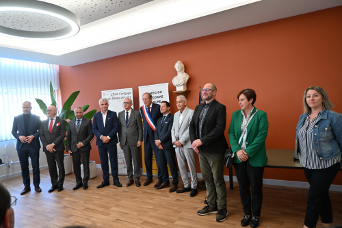remise de la médaille de la ville aux financeurs et ceux qui ont aidés pendant l'incendie lors de l'inauguration de la mairie avec lycée Claudie Haigneré