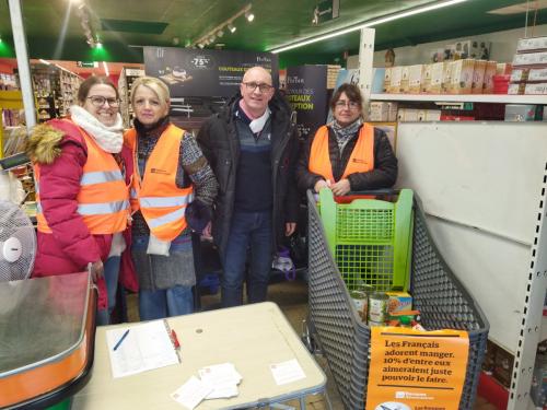 les bénévoles attendant les dons alimentaires à maximarché lors de la collecte de la banque alimentaire