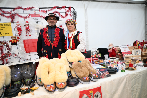 ambiance marché de noel 2025, stand polonais