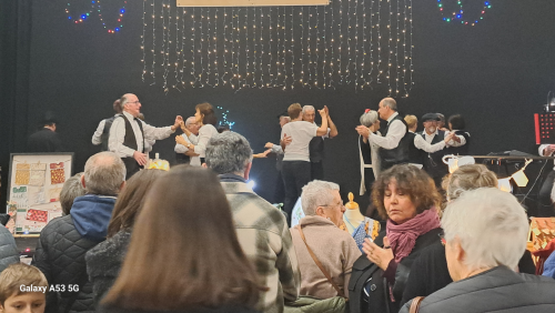 ambiance marché de noel 2025, les danseurs de ce soir on danse