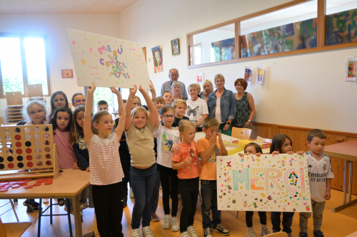 les enfants du centre de loisirs ont fait une affiche merci au comité des fêtes