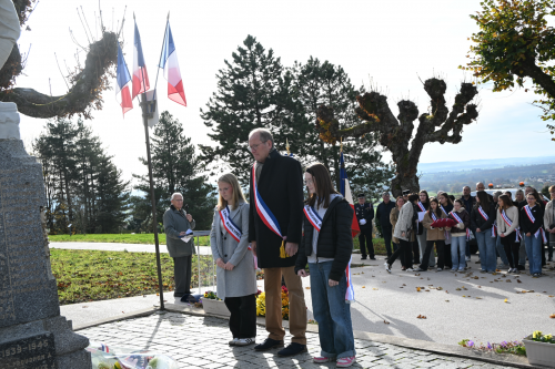 dépot de gerbe au monument aux morts par le maire et deux jeunes du cmj