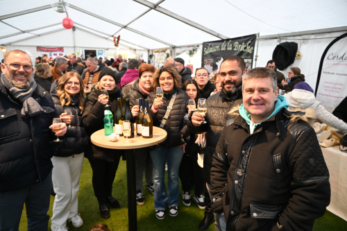 ambiance marché de noel 2025, personnes attablées