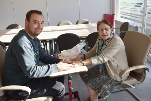 atelier bien-être, pose de verni à la résidence louis veillaud