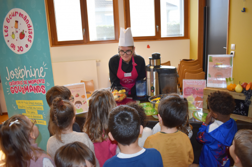 atelier jus de fruit à la restauration scolaire maternelle