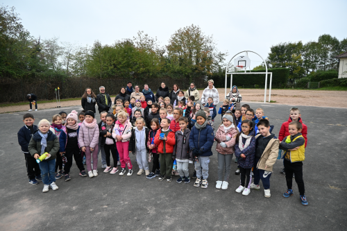 Les enfants de l'école Ferry sur le terrain d'évolution après le record de l'heure
