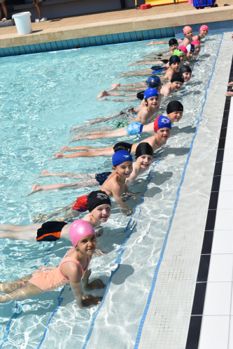 les enfants des écoles élémentaires à la piscine