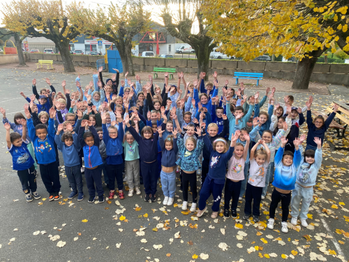 les élèves de l'école des Baudras vêtus de bleu contre le harcèlement